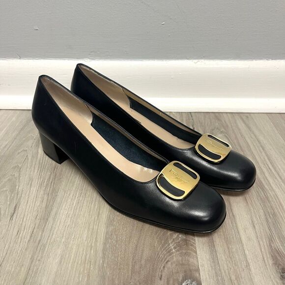 Salvatore Ferragamo Heels Women’s 9AA (Narrow) Navy Leather w/Gold Buckle NEW - Picture 1 of 7